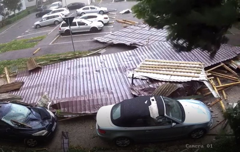 Momentul în care un acoperiș e luat de vânt și distruge două mașini, în Satu Mare | VIDEO
