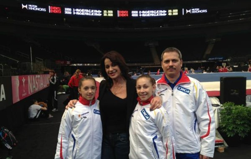 Gimnastele Diana  Chelaru şi Larisa Iordache încurajate de Nadia Comăneci  