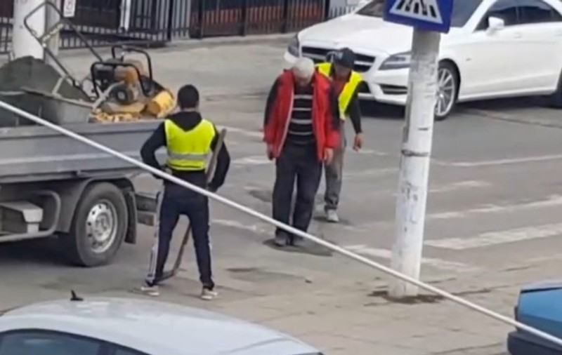 Cum se asfaltează pe o stradă din Mangalia. Clipul a devenit viral și a stârnit reacții neașteptate