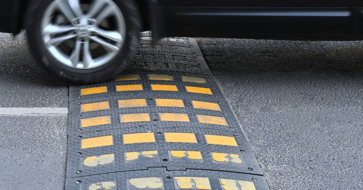 masina care trece peste un limitator de viteza