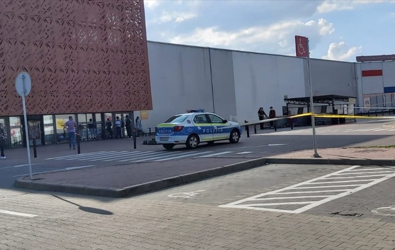 Băiat de 12 ani, înjunghiat în parcarea unui mall din Șelimbăr, după o bătaie între mai multe persoane. Copilul e în stare gravă