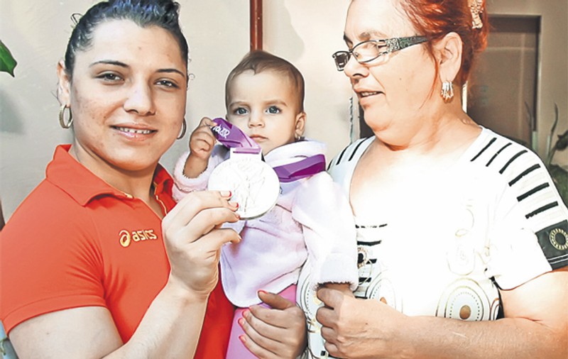 Roxana Cocoş, vicecampioană olimpică la haltere, despre nepoţica sa: «Asta mică îmi va călca pe urme»
