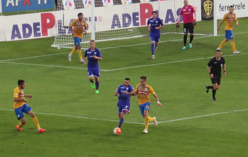 ACS Poli Timișoara - Petrolul 1-0. Bărbuț a adus victoria într-un meci urât, răniții contra morților!