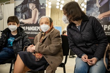 Zoea Baltag a venit să se vaccineze împotriva COVID împreună cu nepoata (dreapta) și strănepotul său, Tudor (stânga)