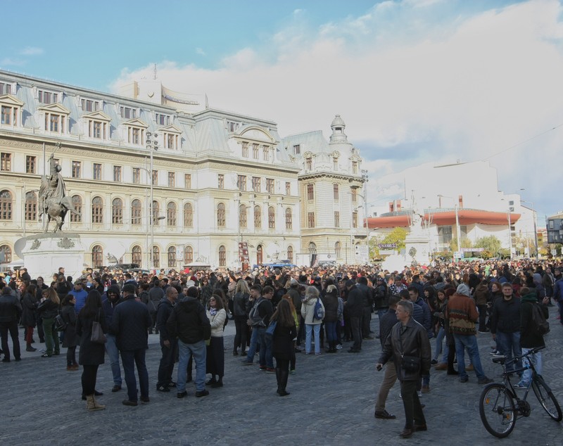 Un an de la Colectiv. Peste 5.000 de oameni s-au recules în fața clubului. Moment emoționat la ora 22.32