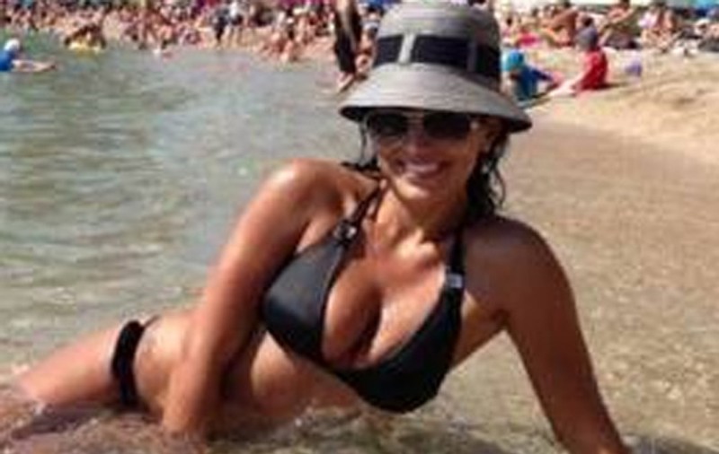 Adelina Pestriţu şi-a afişat BUSTUL ISPITITOR, pe plajă | FOTO