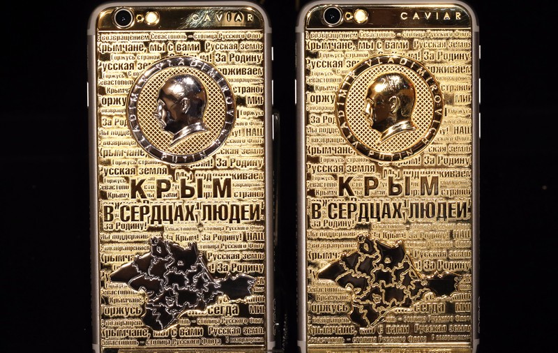 iPhone-uri din aur, gravate cu chipul luI Vladimir Putin, la vânzare în Rusia. Telefoanele au fost create pentru a marca anexarea Peninsulei Crimeea
