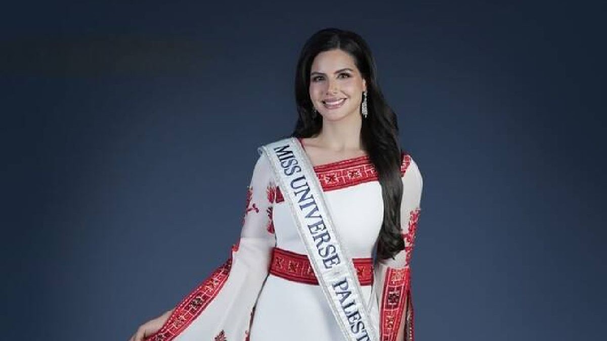 reprezentanta Palestinei la concursul Miss Universe îmbrăcată într-o rochie albă cu dungi roșii