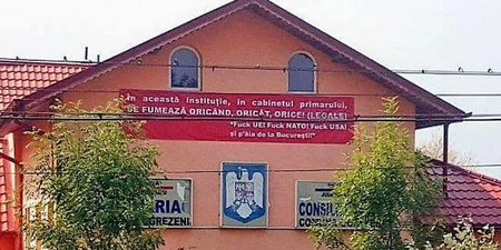 Bannerul afișat pe clădirea Primăriei Ogrezeni