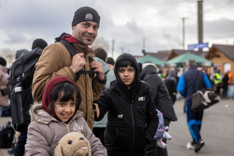 Ajmal Rahmani, alături de cei doi copii. Fata cea mică e nedespărțită de jucăria de pluș. Foto: Profimedia