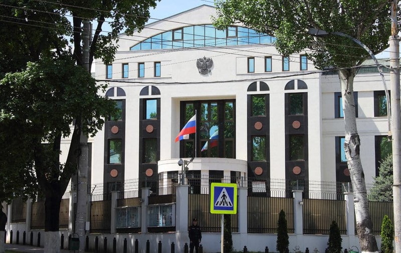 O mașină a intrat în poarta Ambasadei Rusiei din Chișinău. Șoferul a lovit alte două mașini când încerca să scape de polițiști