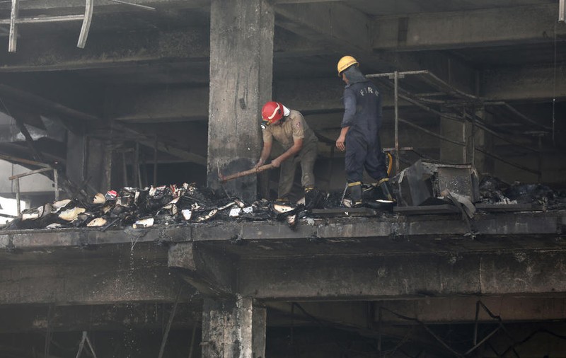 Clădire de birouri din Delhi, mistuită de incendiu. Sunt 27 de morți și zeci de dispăruți