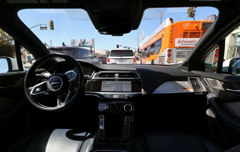 Doi români au mers prin Los Angeles cu taxiul fără șofer si au plătit de trei ori mai puțin ca la Uber