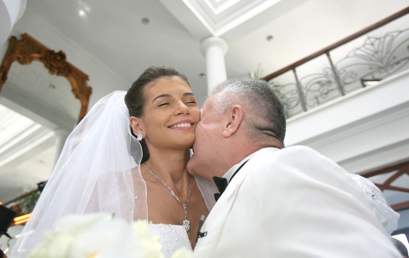 IMAGINEA FERICIRII! Uite cum se mai SORBEAU din PRIVIRI MONICA GABOR şi IRINEL COLUMBEANU la NUNTA LOR! | FOTO