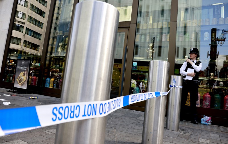 Atac cu cuțitul la Londra. O fetiță și o femeie au fost înjunghiate în fața turiștilor îngroziți din piața Leicester. Suspectul a fost prins