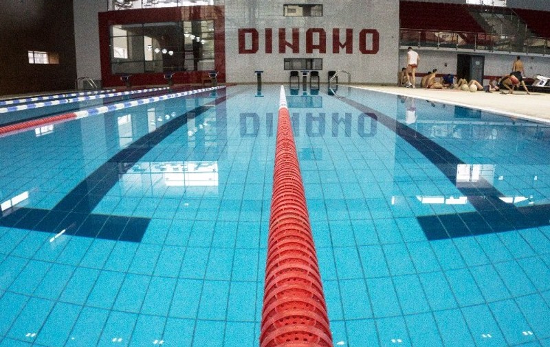 Instructorul de înot acuzat de viol la clubul Dinamo, angajat de aproape un an. Antrena zilnic grupe de 8-10 copii