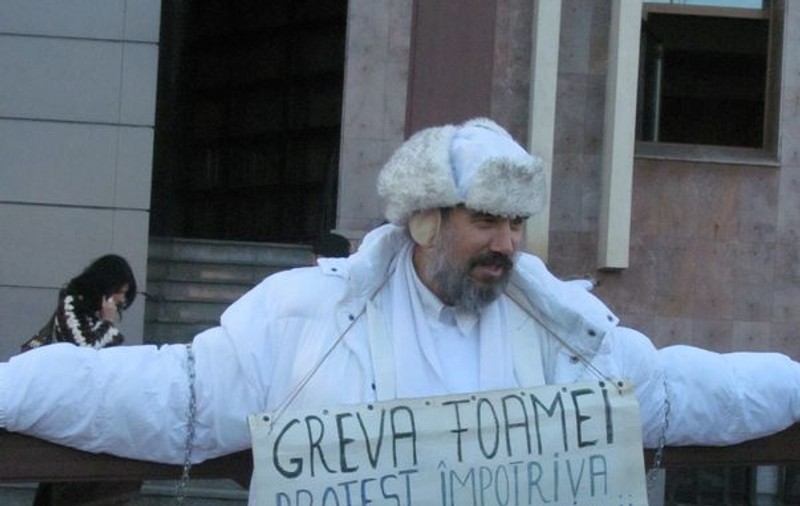 PROTEST INCREDIBIL LA GALAŢI! S-a CRUCIFICAT în faţa Palatului de Justiţie!