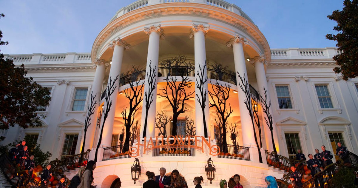 Cum arată Casa Albă decorată de Halloween. Ce i-a făcut președintele Donald Trump unui copil venit după dulciuri