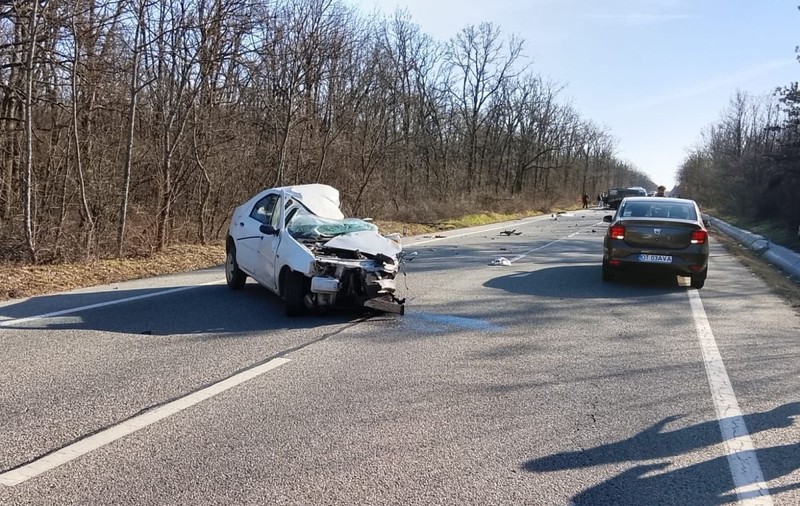 Un bărbat din Craiova a intrat cu mașina într-o dubă de pe contrasens și a murit