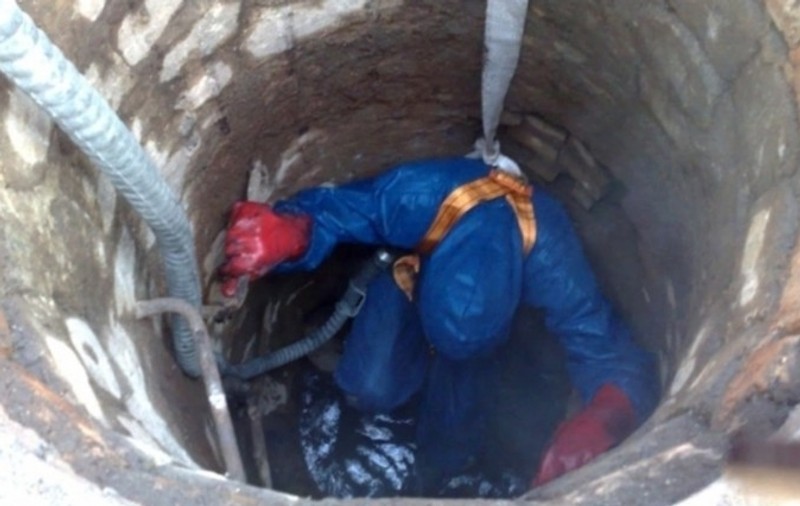 O femeie de 78 de ani a căzut într-o fântână. Pompierii au scos-o din apă conștientă și fără zgârieturi!
