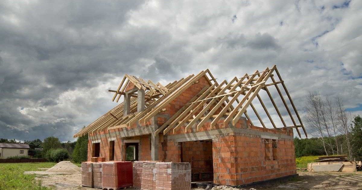 Construcția unei case cu o structură de acoperiș din lemn