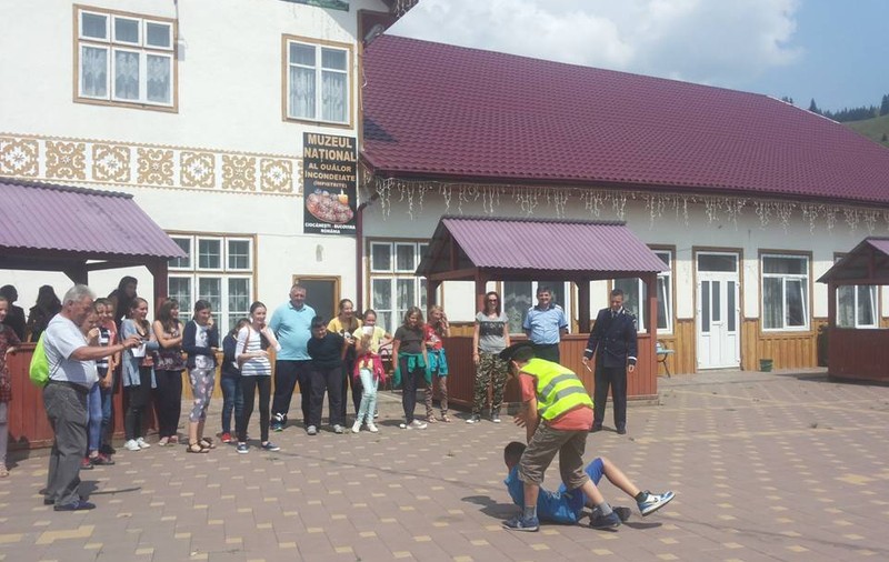EXCLUSIV / La doar 10  ani, au ”arestat” și ”încătușat” tâlhari. Scenariile au fost gândite în Tabăra de vară de la Ciocănești