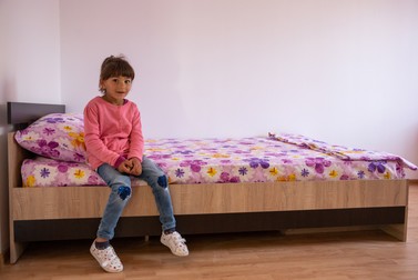 Mara testează salteaua de pe noul ei pat