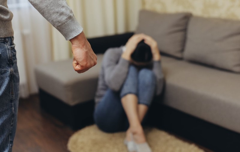 O tânără din București a fost salvată de agentul de pază al unui magazin, după ce a fost bătută de iubit o zi întreagă