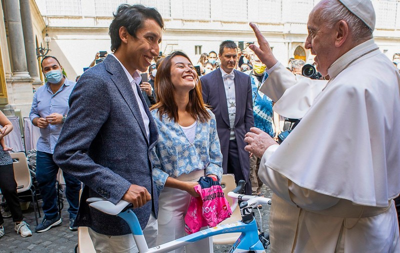 Bicicleta primită de Papa Francisc de la ciclistul Egan Bernal a fost vândută la licitație