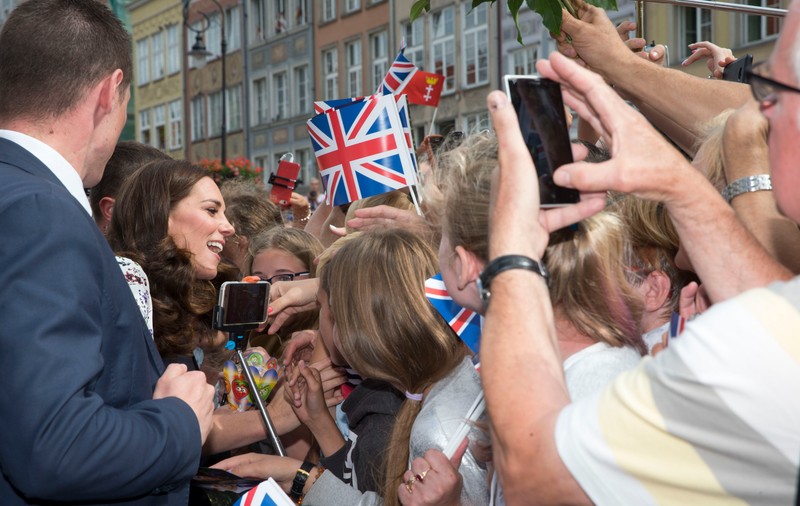 Kate are o mulțime de fani în Polonia! Ducesa de Cambdrige, înconjurată de mii de oameni dornici să o vadă | FOTO