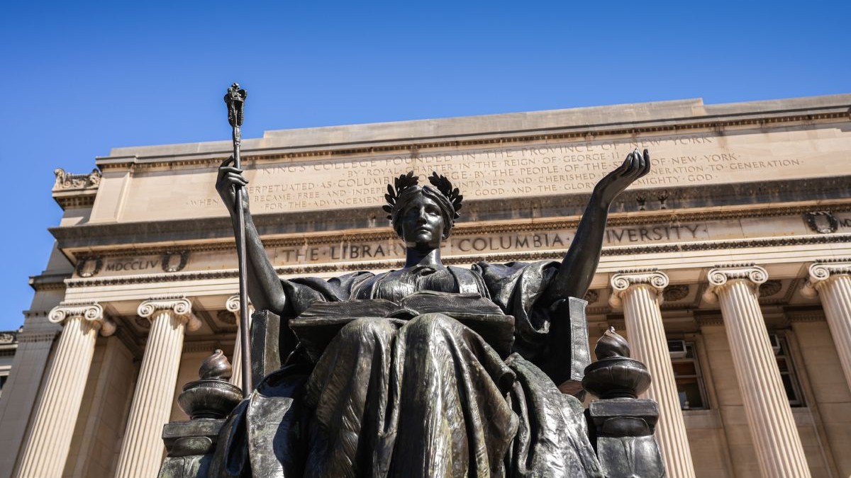 New York, SUA - 1 septembrie 2023: Clădirea emblematică a Universității Columbia într-o zi însorită cu cer albastru în Manhattan. In prim plan se vede elebra statuie numită Alma Mater, realizată de sculptorul Daniel Chester French în 1903