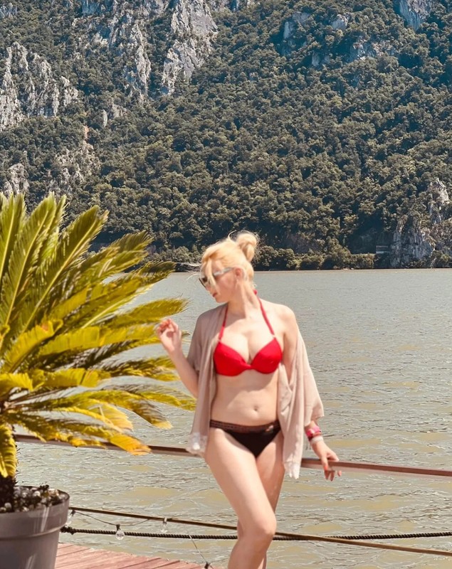 Cum arată acum Corina, fosta soție a lui Marian Drăgulescu. A pozat chiar și în costum de baie
