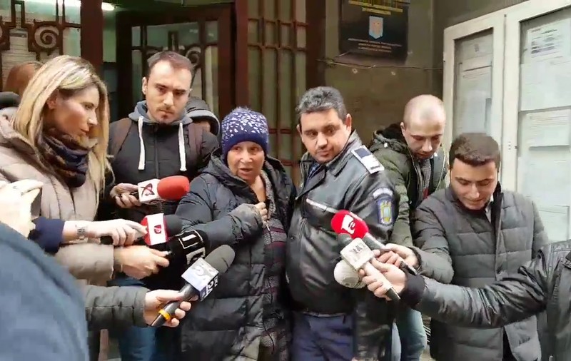 FOTO&VIDEO/ Suspecta care a amenințat o femeie la stația de metrou Unirii 2 a fost reținută. Cine este agresoarea