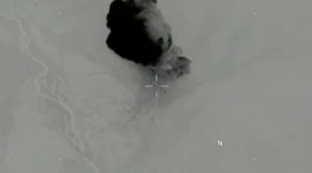 O coloană masivă de fum se înalță în urma detonării bombei MOAB asupra unui complex de tuneluri al Statului Islamic din estul Afganistanului, pe 13 aprilie 2017