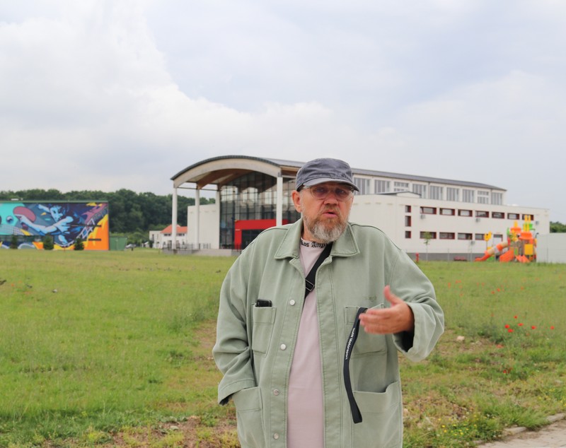 Regizorul Florin Iepan, despre neajunsurile politicii locale dintr-o comună aflată lângă Timișoara: „Îți trosnesc un cartier de blocuri lângă casă și s-a dus visul tău”