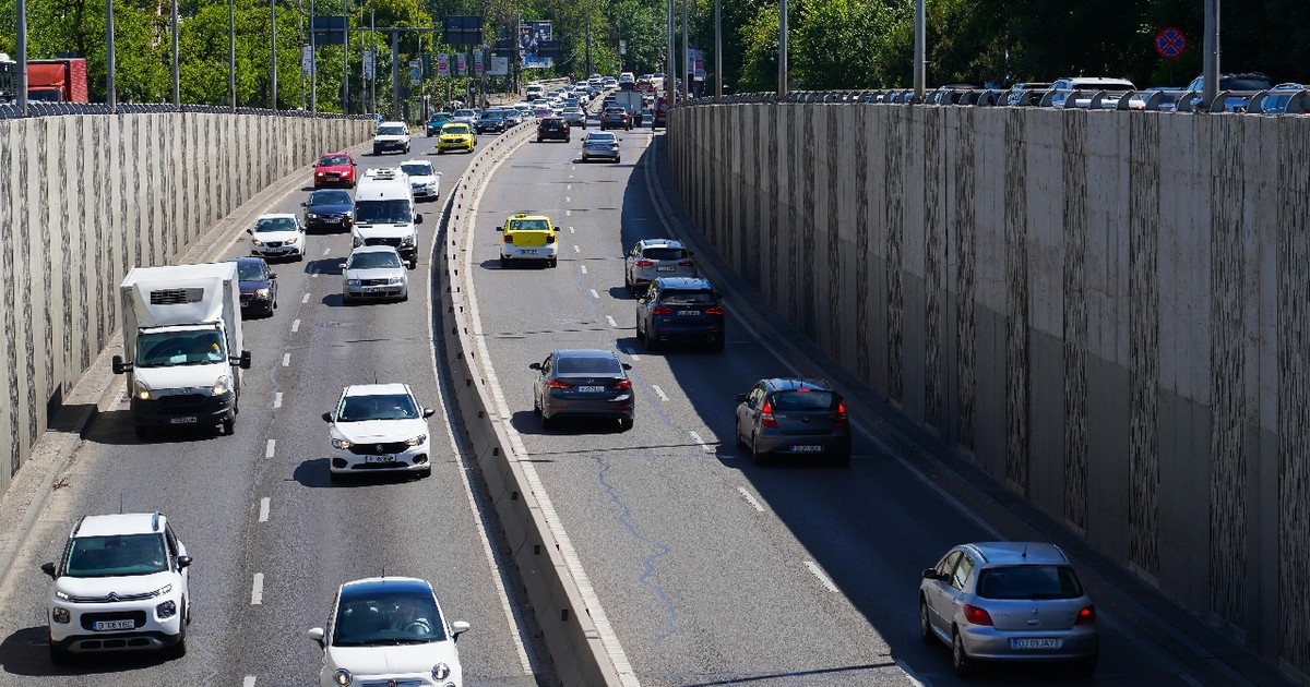 Pasajul Băneasa într-o frumoasă zi de primăvară, cu trafic moderat. - 20 mai 2022