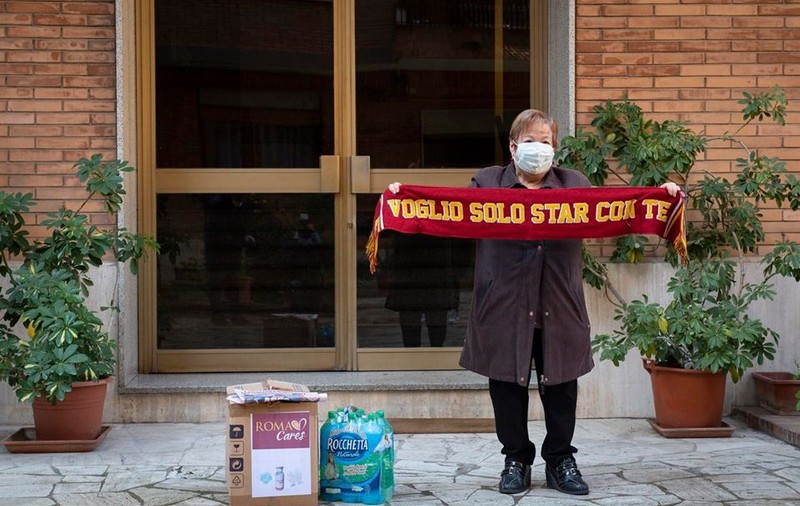 VIDEO / AS Roma le oferă celor mai bătrâni fani ai săi pachete cu mâncare și produse medicale
