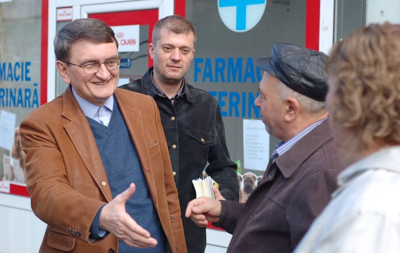 Blocaje, sociopați și oportuniști. Când “salvatorii” celor vulnerabili se plimbă-n limuzină cu șofer pe cârca lor