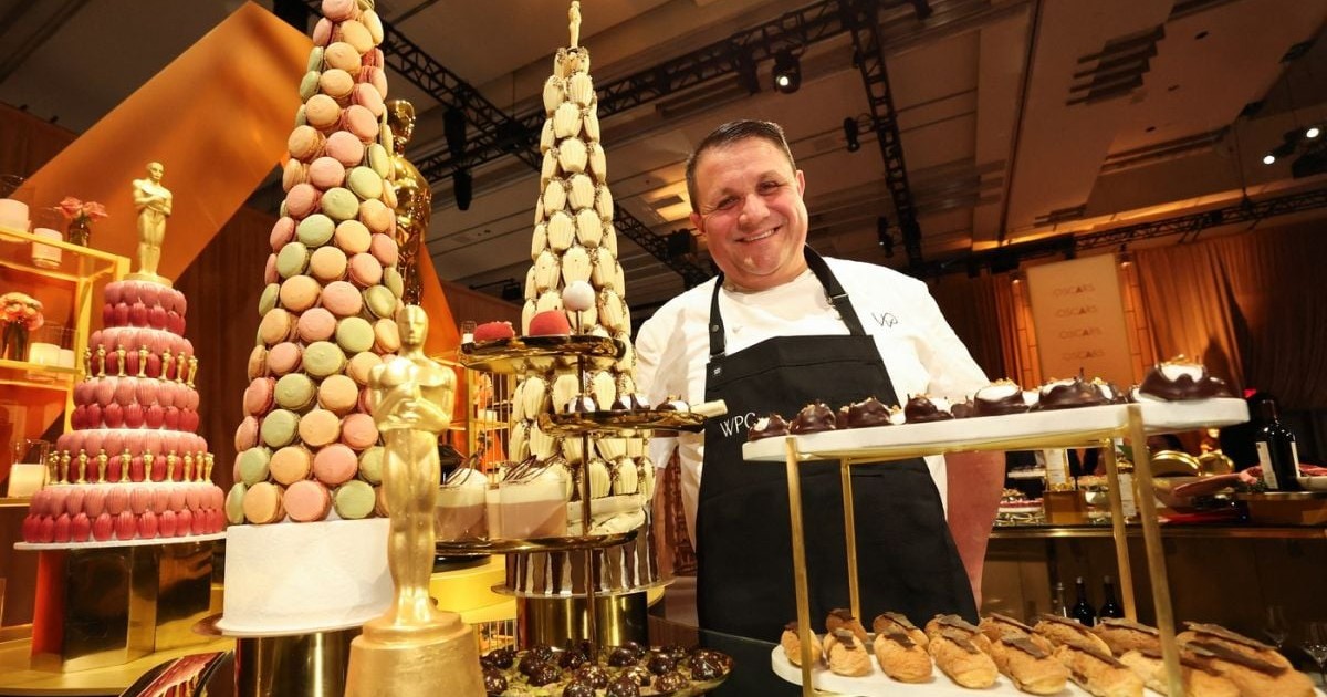 Un bucătar pozează lângă o „piesă montată” de ciocolată la avanpremiera Balului Guvernatorilor de la cea de-a 98-a ediție a Premiilor Oscar, la Ray Dolby Ballroom din Hollywood, California, pe 10 martie 2026