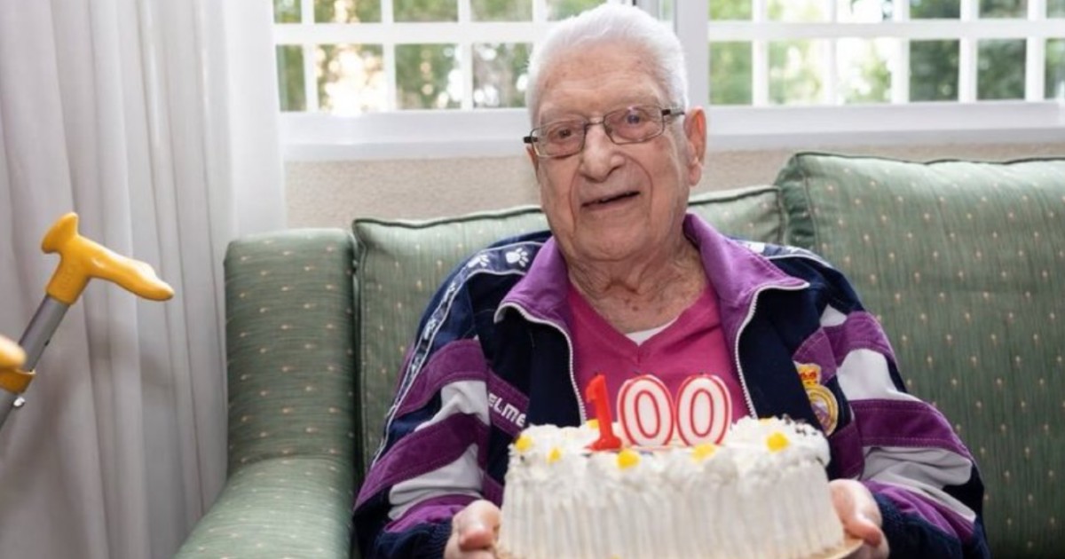 Sergio Nieto Díaz Albo, stă pe o canaprea și ține în mână un tort, la împlinirea vârstei de 100 de ani. Era cel mai vechi socio al formației madrilene