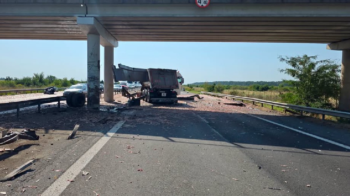 Un TIR încărcat cu pui a lovit un pod de pe A1 București-Pitești, iar marfa s-a împrăștiat pe carosabil