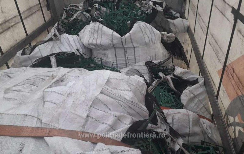 Peste 22 de tone de deșeuri din aluminiu și combine frigorifice uzate, blocate la intrarea în România