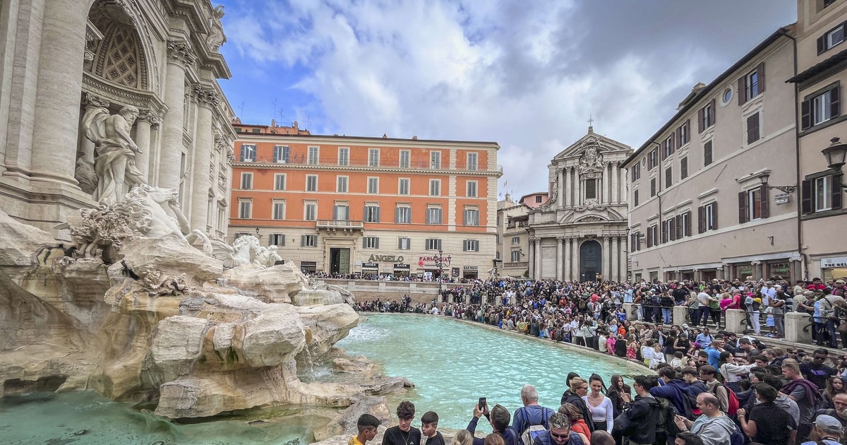 Vedere generală a Fântânii Trevi din Roma