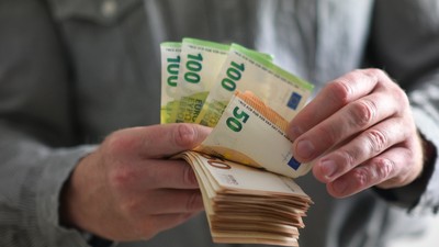 Un pensionar român trebuie să restituie statului român 56.000 de euro. Bărbatul a fost șef al unui ocol silvic și a pierdut definitiv procesul cu Romsilva