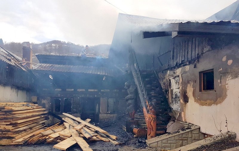 Incendiu puternic la un atelier de tâmplărie din Slănic Moldova. A fost afectată și o casă din vecinătate (VIDEO)