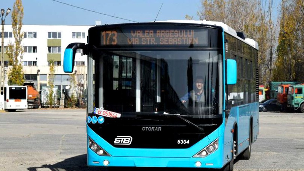 Elevii care învaţă în București vor circula gratuit, de luni, cu transportul în comun