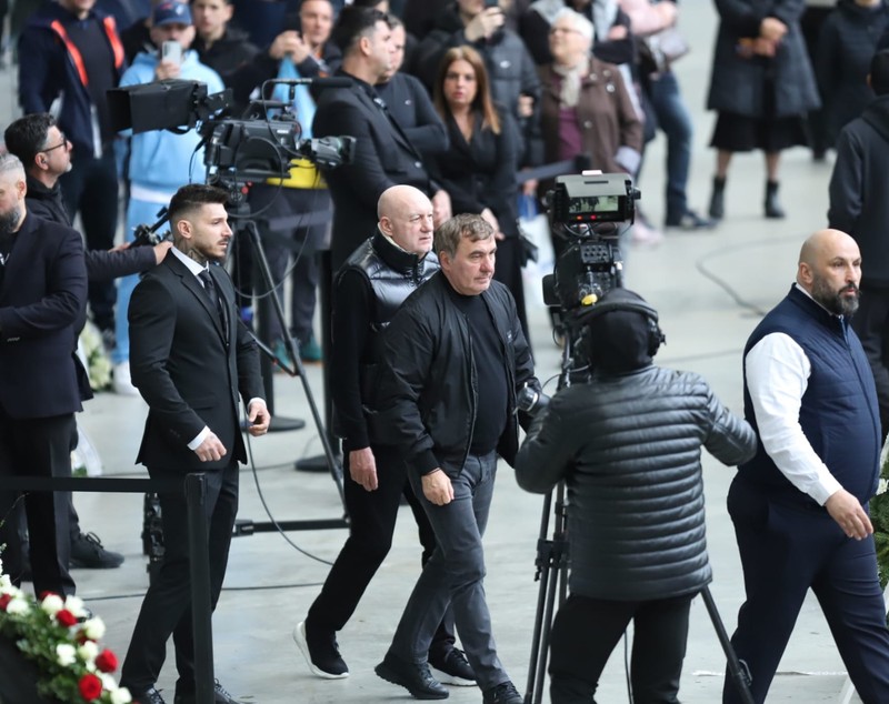 Livetext Mii de români își iau adio de la Mircea Lucescu la Arena Națională înainte de funeraliile cu onoruri militare / „Leucemia i-a provocat și grăbit sfârșitul”