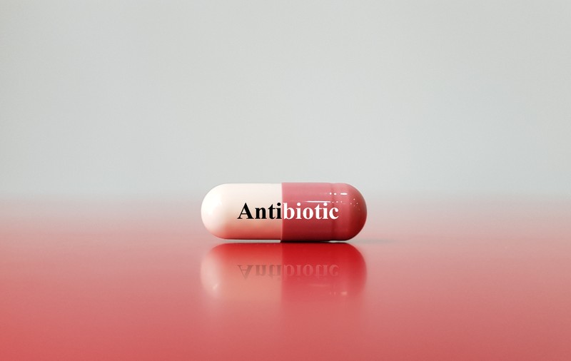 O bacterie studiată de peste 50 de ani ascundea un antibiotic de 100 de ori mai bun decât cele actuale