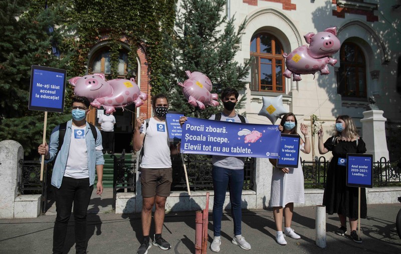 Elevii, protest cu “porci zburători” în fața Ministerului Educației, în prima zi de școală. Ce nemulțumiri au