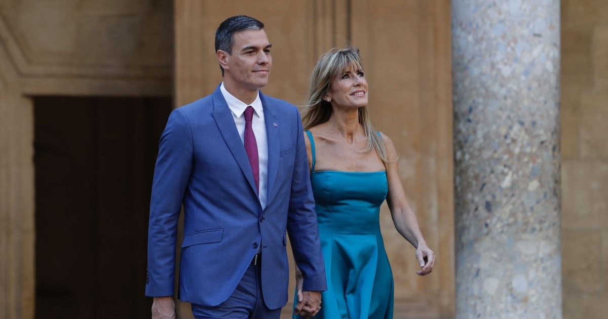 Pedro Sanchez și soția sa, Begona Gomez, sosesc ținându-se de mână la cină la Alhambra în timpul Summitului Comunității Politice Europene, 5 octombrie 2025